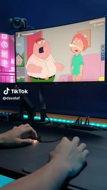 Питер играет пером по лицу