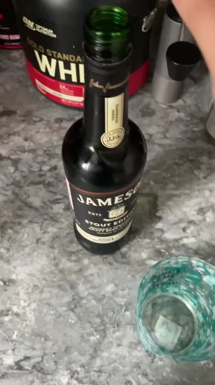 Джеймсон в стакане со льдом