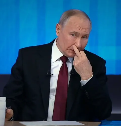 Путин ковыряет в носу