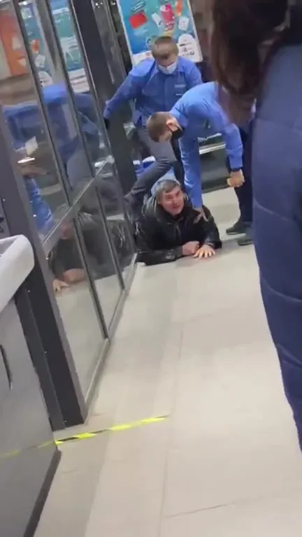 Покупатель устроил побег на кассе
