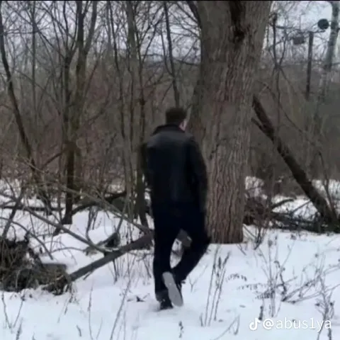 Мужчина уходит в зимний лес