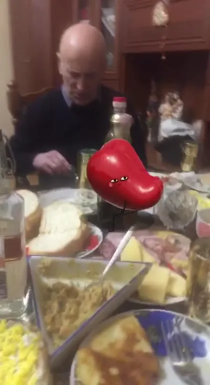 Красный боб поёт за столом