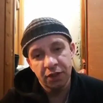 Мужчина молча уходит