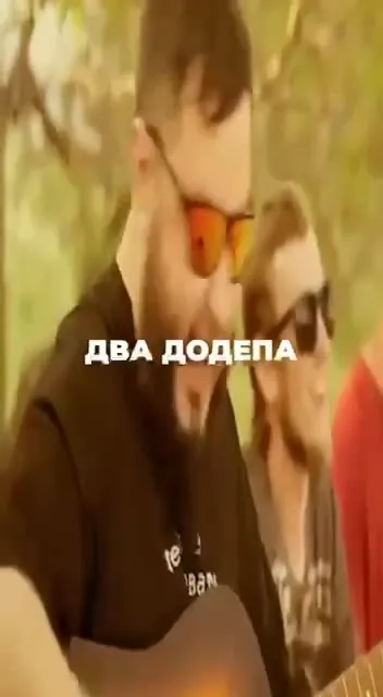 Дед с гитарой продаёт всё