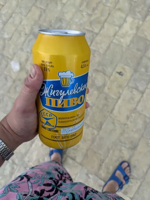 Литровая банка пива в руке