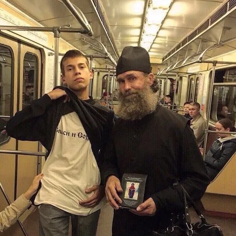Парень и бородатый священник в метро