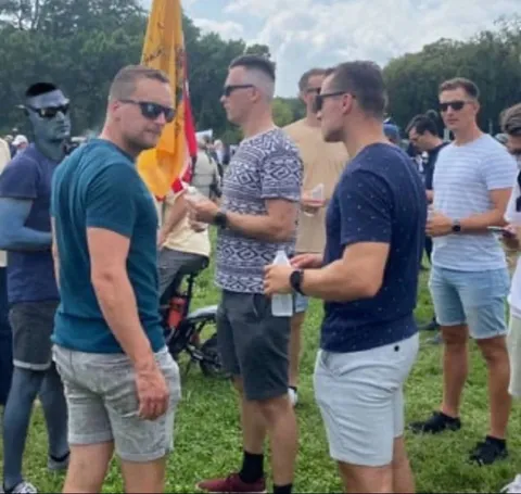 Синий парень среди друзей