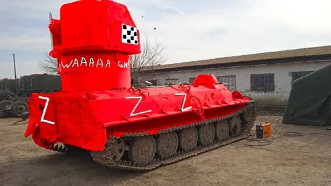 Красный танк с криком WAAAAA
