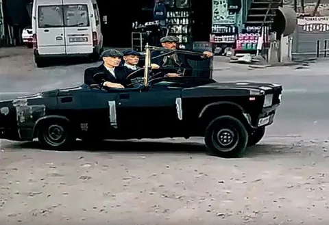 Шелби едут по городу