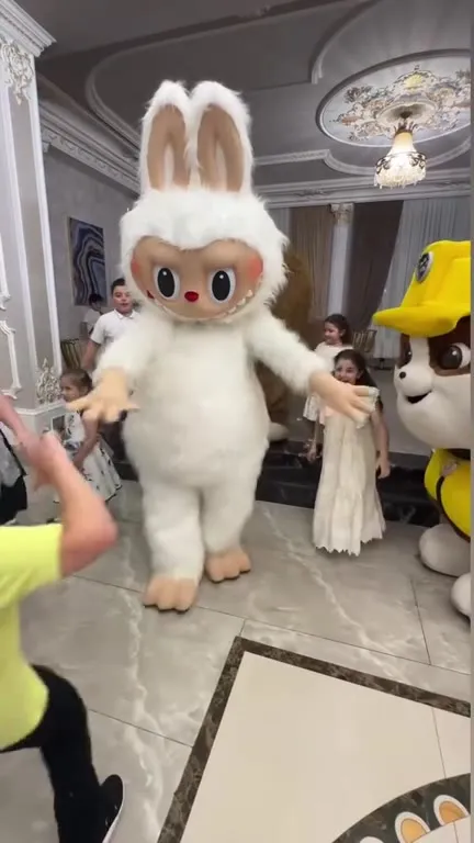 Танцующий кролик на празднике