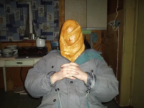 Человек с головой из хлеба