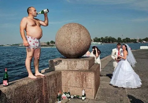 Пьяный мужчина на фоне свадьбы