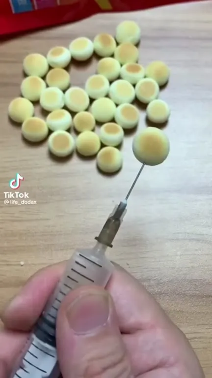 Шприц превращает конфету в гигантскую лепёшку