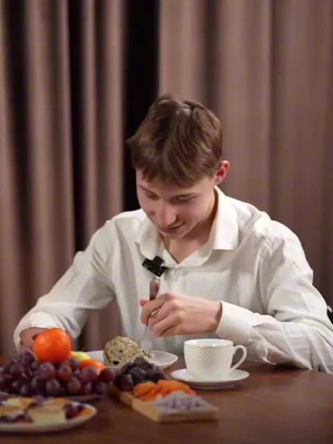 Кто ест левой рукой