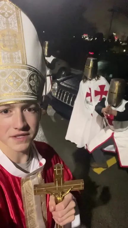 Священник и крестоносцы ночью