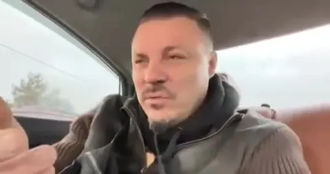 Мужчина эмоционально объясняет в машине