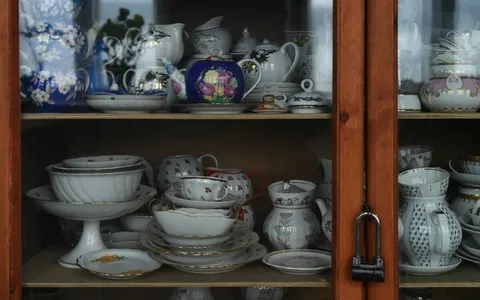 Фарфоровый сервиз в шкафу