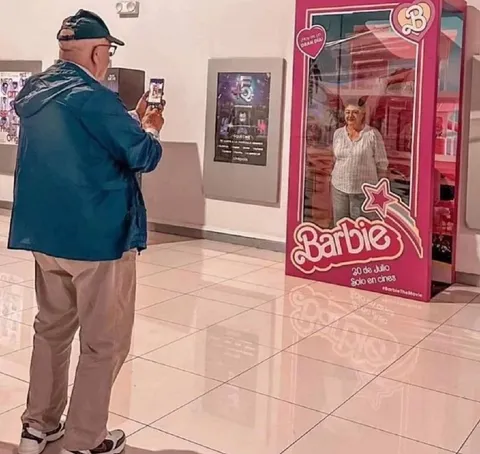 Abuelo frente a Barbie