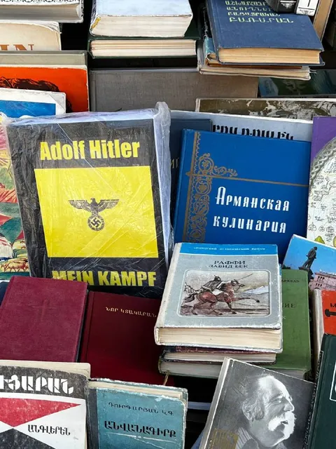Гитлер среди армянских книг