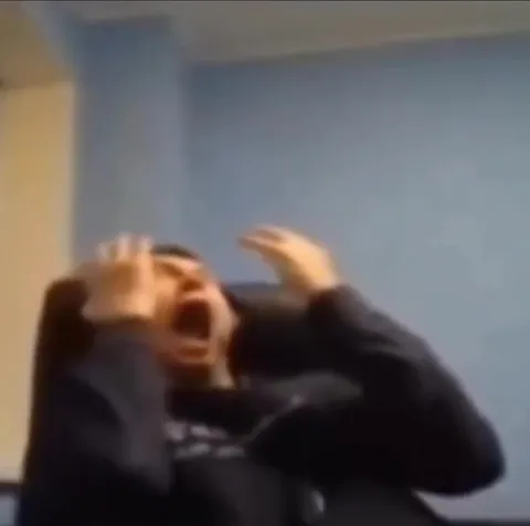 Человек в ужасе хватается за голову