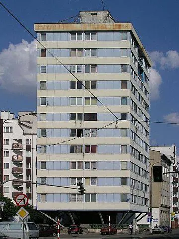 Дом на опорах над дорогой
