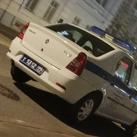 Полицейская машина догнала Renault