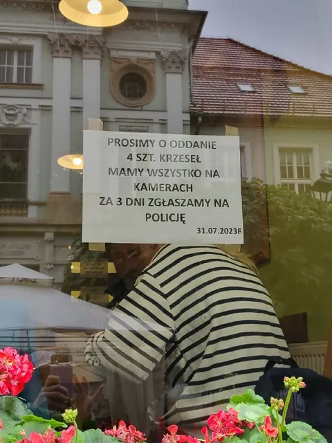 Prosimy o oddanie krzeseł