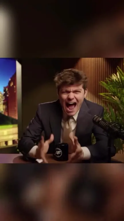 Эмоциональный ведущий за столом