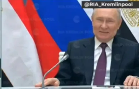 Путин довольно улыбается