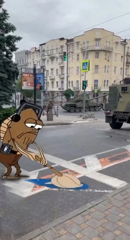 Мышь подметает дорогу перед танками