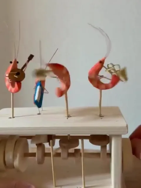 Креветочный оркестр играет Cantina Band