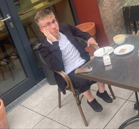 Скучающий мужчина в кафе