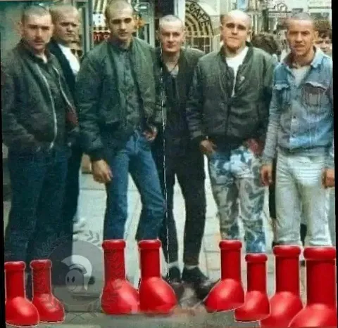 Мужчины в красных сапогах