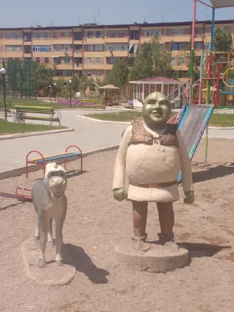 Странные фигуры на детской площадке