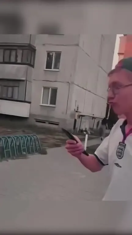 Она танцует, а он поёт