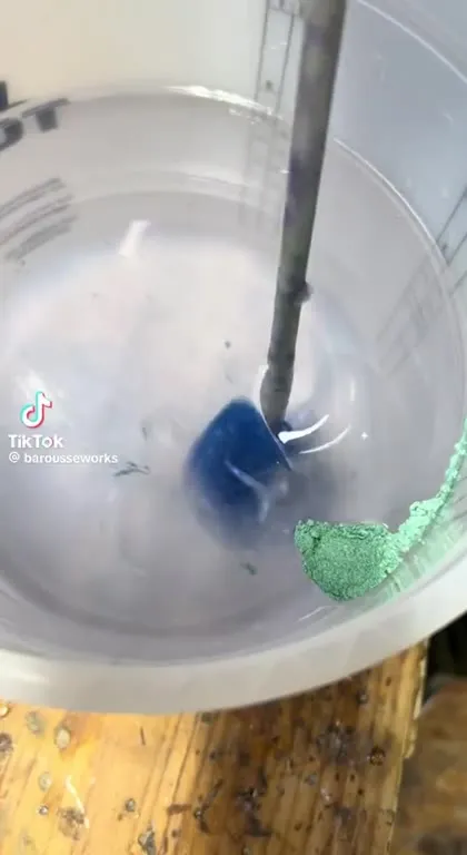 Смешивание синей и зелёной краски