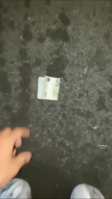 Нашёл пятёрку и потерял обувь