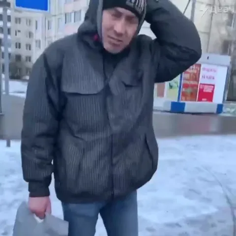 Мужик идёт по зимнему городу