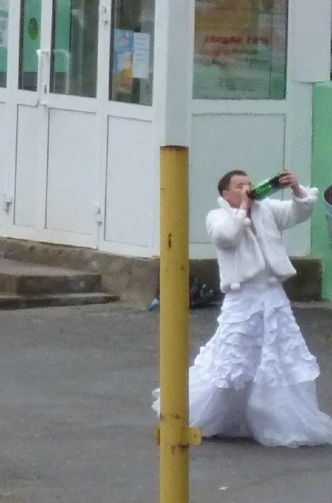 Невеста пьёт из бутылки