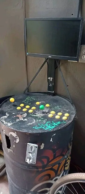 Аркадный автомат из бочки