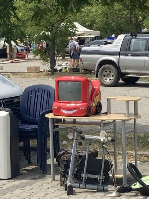 Молния Маккуин на парковке