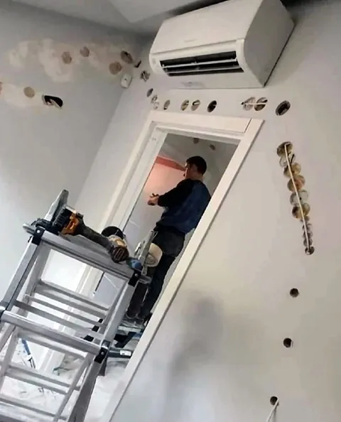 Монтажник на лестнице