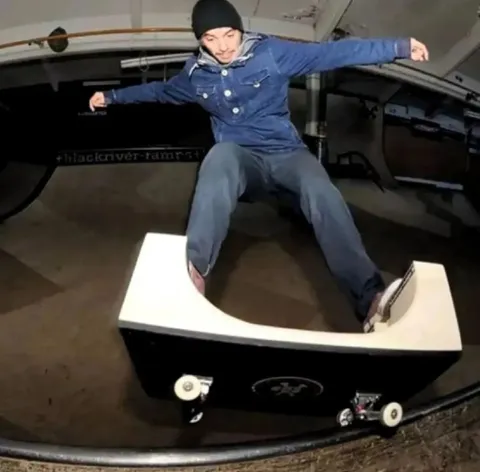 Необычный трюк на скейтборде