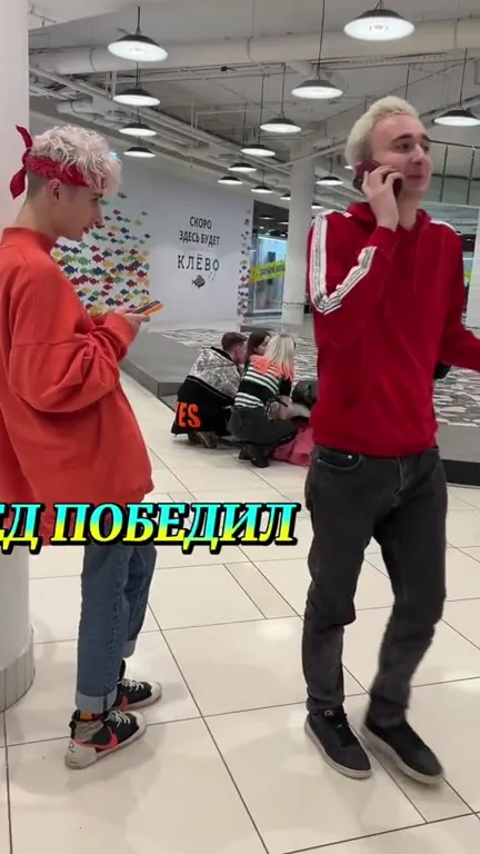Прикинь, у моей девушки две полоски