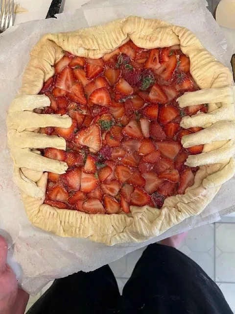 Клубничный пирог с руками