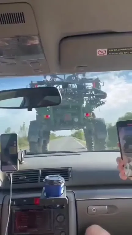 Огромный трактор на дороге