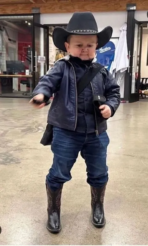 Маленький ковбой в торговом центре