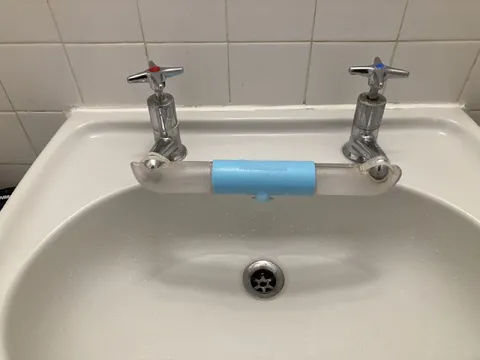 Странный кран в раковине
