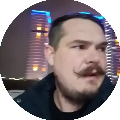Мужчина идёт по снегу