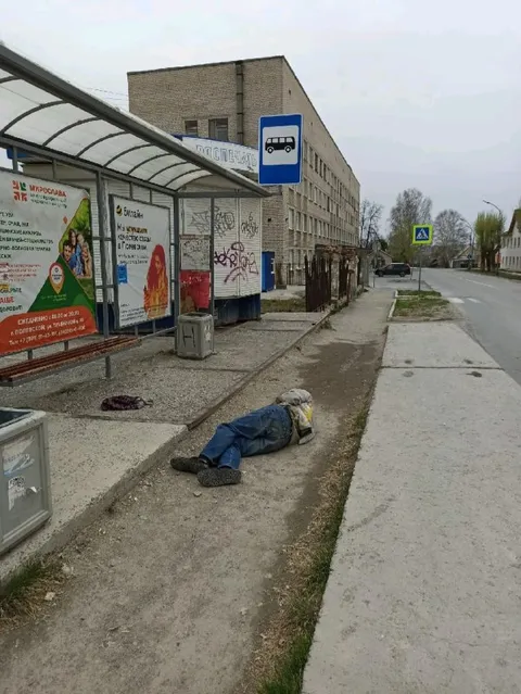 Упал на остановке